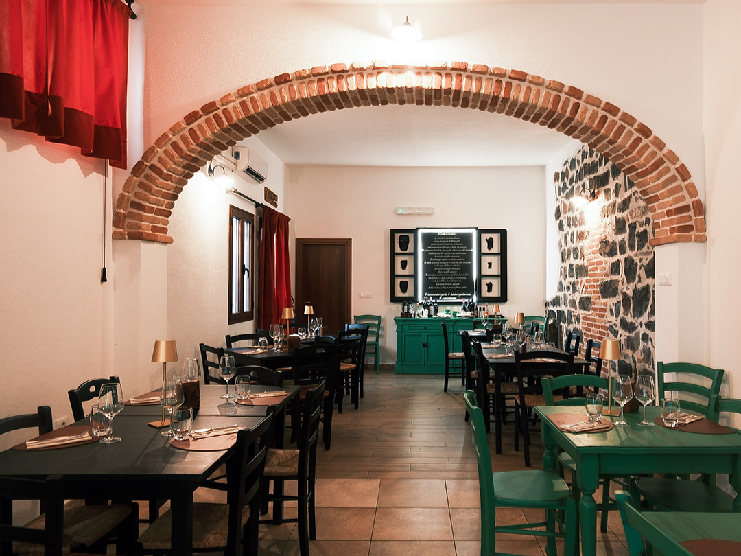 Dining Room of Restaurant BELOHORIZONTE - Orosei